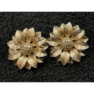 Vintage Sarah Coventry "Satin Petals" gold-tone daisy flower clip-on earrings.